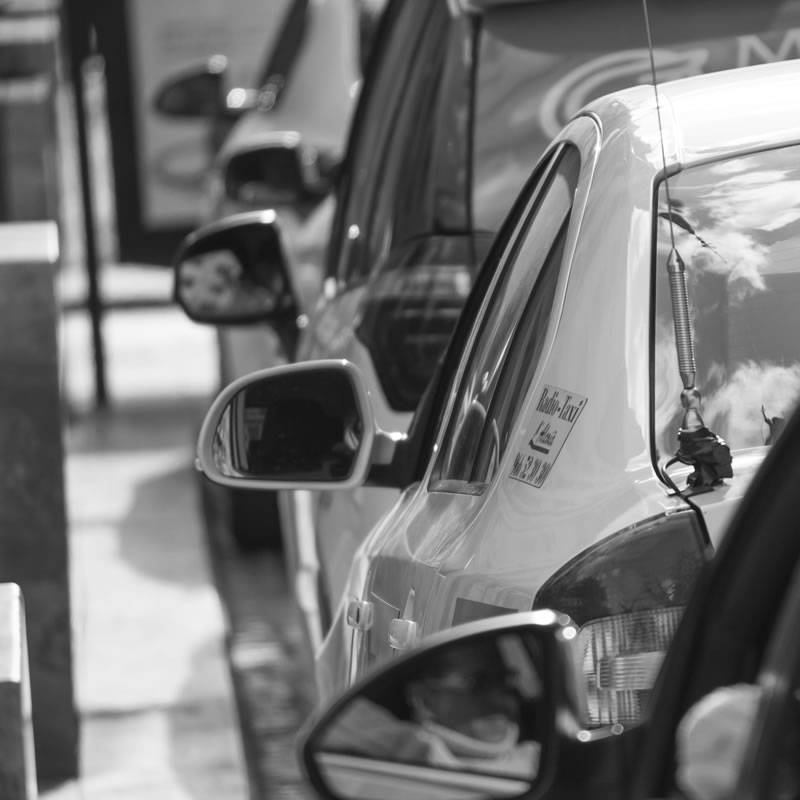 taxis a la espera en la parada